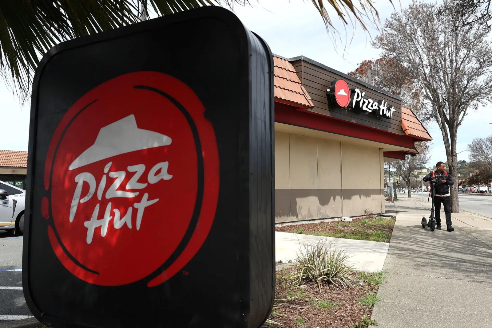 Em dificuldades, rede Pizza Hut � vendida por R$ 13,7 bilh�es