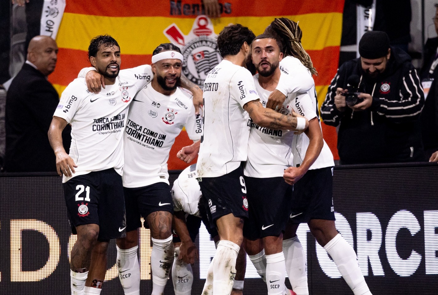 Palmeiras e Corinthians vencem, em rodada repleta de gola�os no Brasileir�o