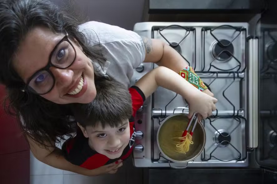 Bar da Frente: dona do boteco eleito o melhor do Rio faz mais amigos que bolinhos: 'Gosto de gente'; conhe�a Mariana Rezende