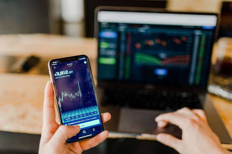 Ibovespa fecha em queda nesta sexta, mas tem ganhos de 1,8% em abril; d�lar cai 3,5% no m�s