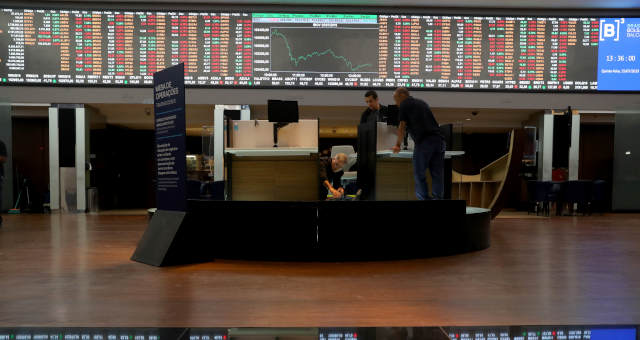 Ibovespa fecha em baixa discreta e Hering dispara 26% ap�s acordo com Grupo Soma